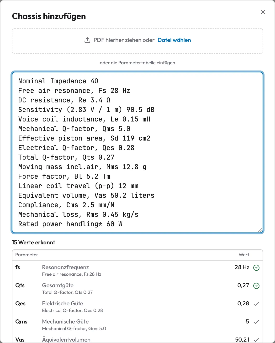 Dialog „Chassis hinzufügen“, Weg „Aus Datenblatt“: eingefügter Datenblatt-Text, darunter die Prüftabelle mit 15 erkannten Werten, je mit der Zeile, aus der sie stammen